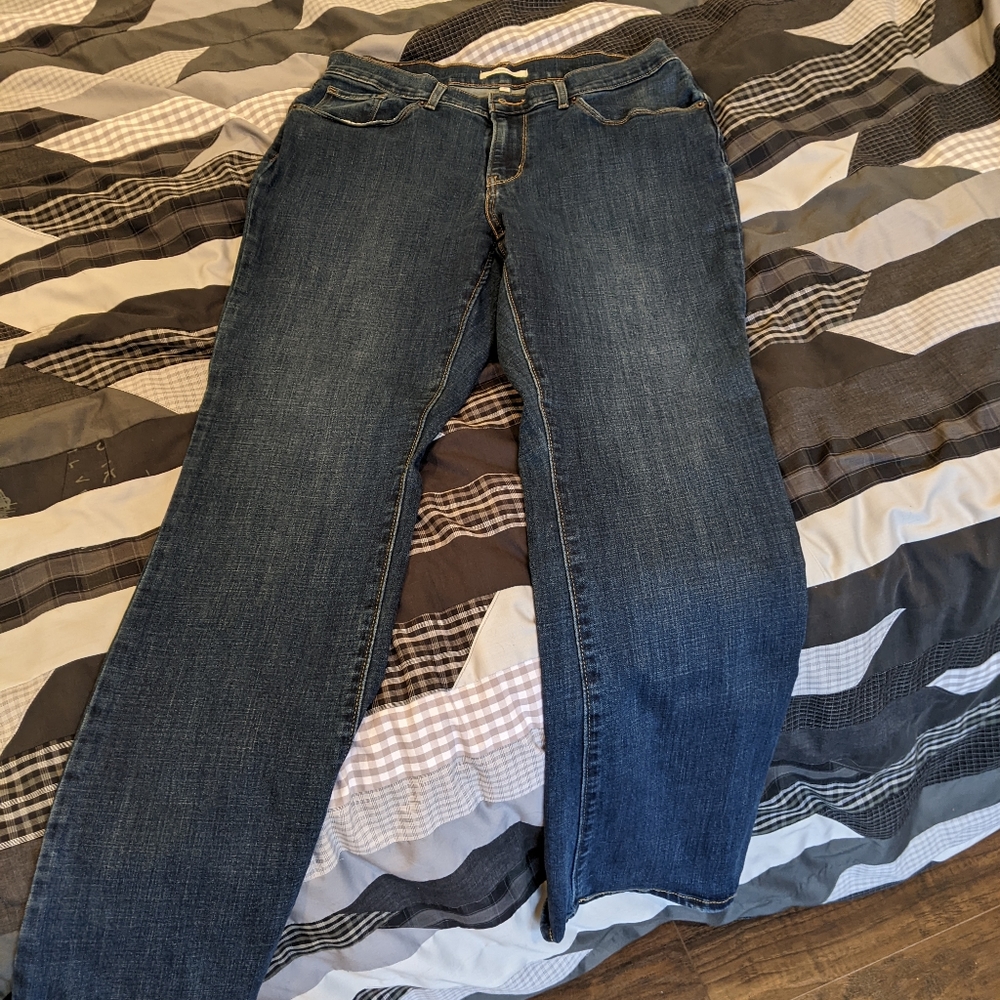 EUC Levis Classic Boot jeans size 31 medium wash